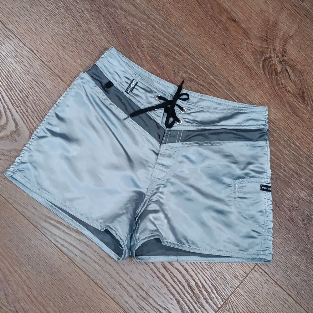 VOLCOM SHORT SHORTS.  #5553